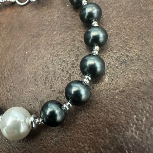 Handmade High Quality Of Organic Black and White Pearls Bracelet. - Picture 3 of 6